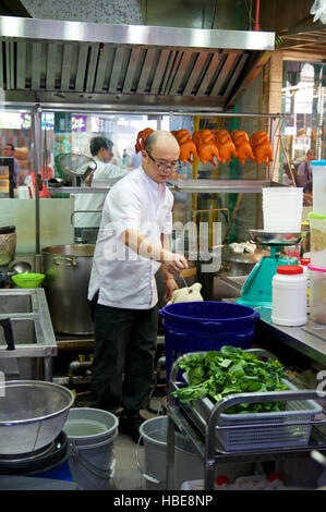 Singapur - 23. Juli 2016: Ente gegrillt oder gebraten zubereitet von einem Koch im Lau Pa Sat Festival Market Stockfoto