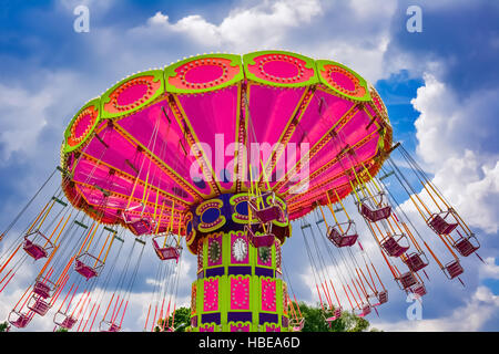 Bunte fliegende Schaukel Fahrt in Bewegung im Freizeitpark Stockfoto