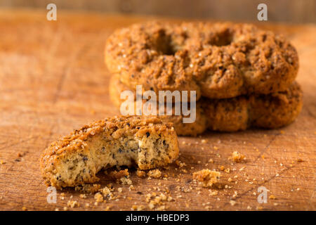 Hausgemachte Buchweizen Mehl Cookies mit braunem Zucker auf hölzernen Hintergrund Stockfoto