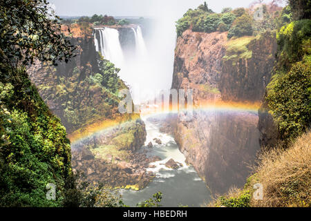 Regenbogen am Wasserfall in der Nachmittagssonne - Viktoriafälle, Simbabwe Stockfoto