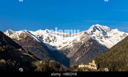 Burg Sand in Taufers, Burg Taufers mit italienischen Dolomiten, Südtirol, Alto Adige, Südtirol - Dolomiten - Italien Stockfoto