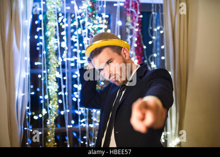 Hipster Mann Silvester zu feiern, zu tanzen. Stockfoto