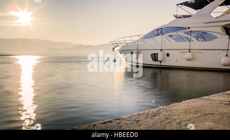 Luxus-Yacht im Hafen vor Sonnenuntergang, Langzeitbelichtung Schuss Stockfoto