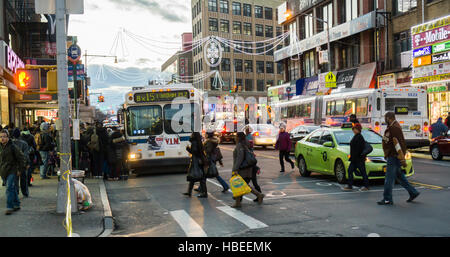 Weihnachts-shopping im Zentrum im Stadtteil Melrose in der Bronx in New York Samstag, 3. Dezember 2016. (© Richard B. Levine) Stockfoto