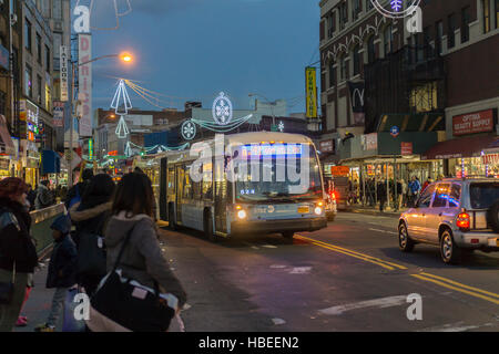 Weihnachts-shopping im Zentrum im Stadtteil Melrose in der Bronx in New York Samstag, 3. Dezember 2016. (© Richard B. Levine) Stockfoto