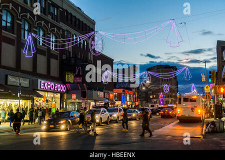 Weihnachts-shopping im Zentrum im Stadtteil Melrose in der Bronx in New York Samstag, 3. Dezember 2016. (© Richard B. Levine) Stockfoto