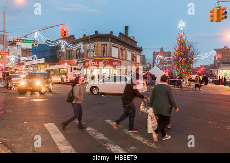 Weihnachts-shopping im Zentrum im Stadtteil Melrose in der Bronx in New York Samstag, 3. Dezember 2016. (© Richard B. Levine) Stockfoto