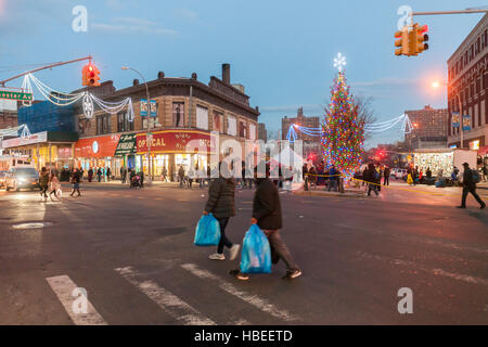 Weihnachts-shopping im Zentrum im Stadtteil Melrose in der Bronx in New York Samstag, 3. Dezember 2016. (© Richard B. Levine) Stockfoto