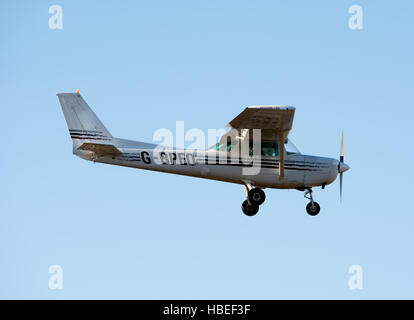 Cessna 152 nähert sich Wellesbourne Flugplatz, Warwickshire, UK (G-BPEO) Stockfoto