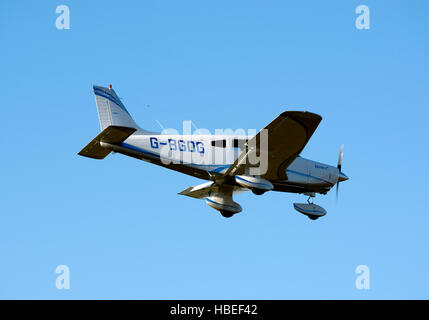 Piper PA28 Cherokee Krieger II nähert sich Wellesbourne Flugplatz, Warwickshire, UK (G-BGOG) Stockfoto