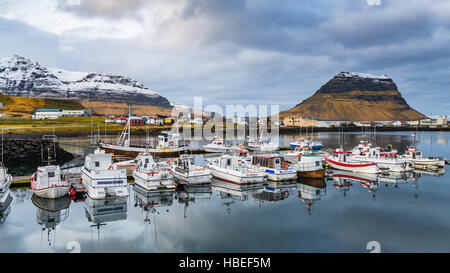 Reflexionen der Boote in der Marina in das Dorf Grundarfjordur, Island, Europa. Stockfoto