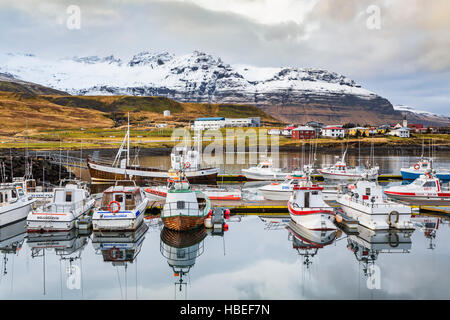 Reflexionen der Boote in der Marina in das Dorf Grundarfjordur, Island, Europa. Stockfoto