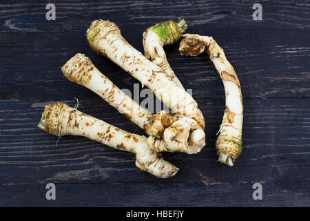 Frischen Meerrettich-Wurzeln auf hölzernen Hintergrund Stockfoto