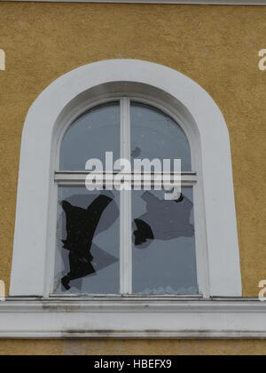 Löcher in der ausgetretenen Fensterscheibe Stockfoto