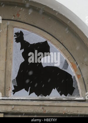 Löcher in der ausgetretenen Fensterscheibe Stockfoto