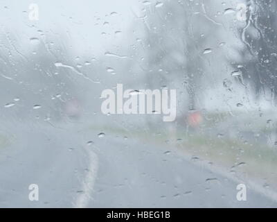 nassen Windschutzscheibe Stockfoto