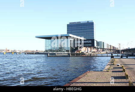 Concert Hall Muziekgebouw Aan ' t IJ (klassische Musik) & Bimhuis (Jazz) am Fluss IJ, Amsterdam, Niederlande - Mövenpick Hotel Stockfoto