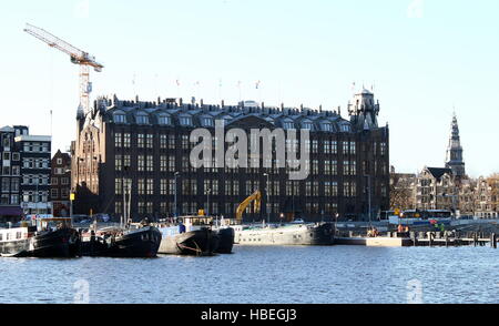 Scheepvaarthuis (Versand Haus) bei Prins Hendrikkade in Amsterdam, Niederlande. Erbaut im Stil Amsterdamer Schule, 1913-1928 Stockfoto