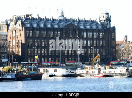 Scheepvaarthuis (Versand Haus) bei Prins Hendrikkade in Amsterdam, Niederlande. Erbaut im Stil Amsterdamer Schule, 1913-1928 Stockfoto