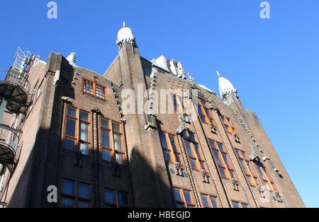 Scheepvaarthuis (Versand Haus) bei Prins Hendrikkade in Amsterdam, Niederlande. Erbaut im Stil Amsterdamer Schule, 1913-1928 Stockfoto