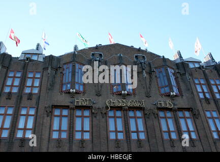 Grand Hotel Amrâth - Scheepvaarthuis (Versand Haus) bei Prins Hendrikkade in Amsterdam, Niederlande. Erbaut im Stil Amsterdamer Schule, 1913-1928 Stockfoto