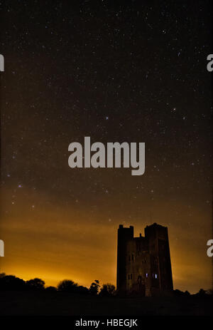 Orford Castle, Woodbridge. England UK. In der Nacht unter einem neuen Mond fotografiert. Unter dem klaren Sternenhimmel und Neumond die Stars mehr sichtbar. Leider sind die negativen Auswirkungen der Lichtverschmutzung können von der Straße fahren Sie nach links in den frühen Stunden des Morgens, obwohl Sie eine halbe Meile oder mehr Weg gesehen werden. Stockfoto