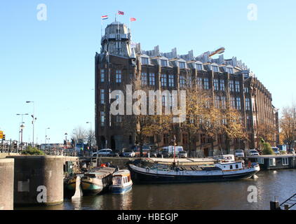 Grand Hotel Amrâth - Scheepvaarthuis (Versand Haus) bei Prins Hendrikkade in Amsterdam, Niederlande. Erbaut im Stil Amsterdamer Schule, 1913-1928 Stockfoto