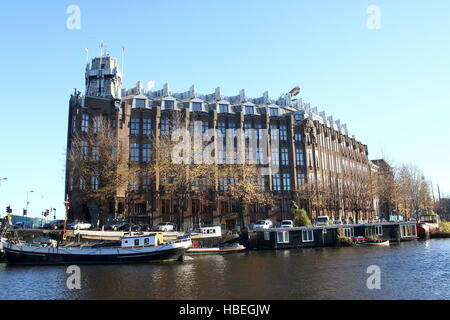 Scheepvaarthuis (Versand Haus) bei Prins Hendrikkade in Amsterdam, Niederlande. Erbaut im Stil Amsterdamer Schule, 1913-1928 Stockfoto