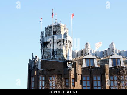 Grand Hotel Amrâth - Scheepvaarthuis (Versand Haus) bei Prins Hendrikkade in Amsterdam, Niederlande. Erbaut im Stil Amsterdamer Schule, 1913-1928 Stockfoto