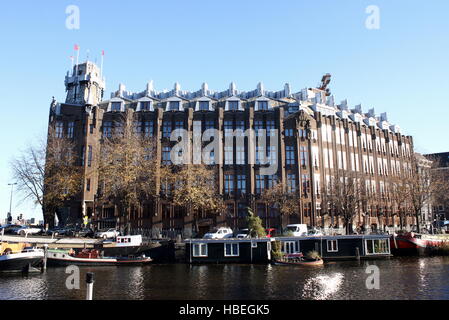 Scheepvaarthuis (Versand Haus) bei Prins Hendrikkade in Amsterdam, Niederlande. Erbaut im Stil Amsterdamer Schule, 1913-1928 Stockfoto