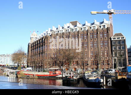 Scheepvaarthuis (Versand Haus) bei Prins Hendrikkade in Amsterdam, Niederlande. Erbaut im Stil Amsterdamer Schule, 1913-1928 Stockfoto