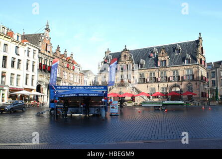 17. Jahrhundert mit einem Gewicht von Haus (BoterWaag) im Stil der Renaissance auf dem Grote Markt Platz, Nijmegen, Niederlande. Straße Fischverkäufer Stockfoto