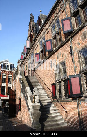 Anfang des 17. Jahrhunderts mit einem Gewicht von Haus (BoterWaag) im Stil der Renaissance auf dem Grote Markt Platz, Zentrum von Nijmegen in den Niederlanden. Stockfoto