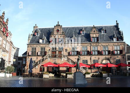 Anfang des 17. Jahrhunderts mit einem Gewicht von Haus (BoterWaag) im Stil der Renaissance auf dem Grote Markt Platz, Zentrum von Nijmegen in den Niederlanden. Stockfoto