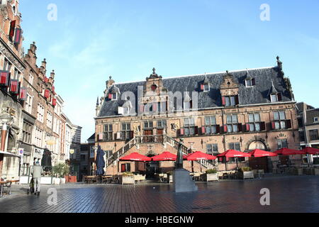 Anfang des 17. Jahrhunderts mit einem Gewicht von Haus (BoterWaag) im Stil der Renaissance auf dem Grote Markt Platz, Zentrum von Nijmegen in den Niederlanden. Stockfoto