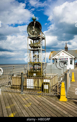 Southwold, England. Eine offene clock Struktur in einem offenen Raum auf Southwold Pier. Ein sonnigen Nachmittag, aber mit einigen Regenwolken, wenn dieses Foto aufgenommen wurde. Stockfoto