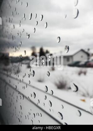 Regentropfen auf die Glasscheibe des Zuges Stockfoto