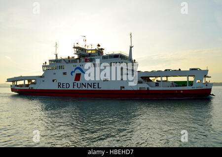 Eine rote Trichter Ferry Ankunft in Southampton Stockfoto