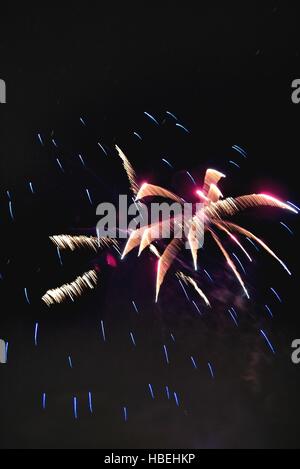 Glänzend natürliche Feuerwerk auf dunklen schwarzen Himmelshintergrund mit ein wenig Rauch Stockfoto