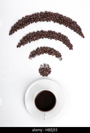 Kaffeetasse mit wi-Fi Symbol Bohnen für Café auf weißem Hintergrund Stockfoto