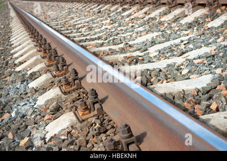 Rostige Schrauben auf der Bahn Stockfoto