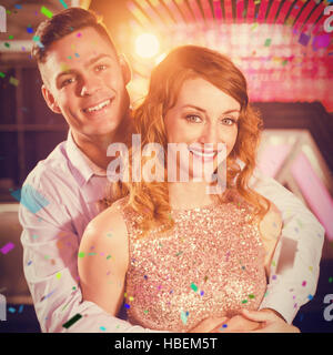 Zusammengesetztes Bild des Lächelns paar umarmen einander in der Bar Stockfoto