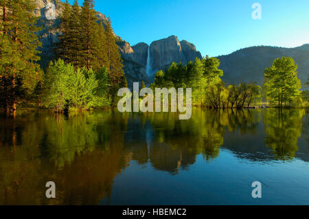 Yosemite Falls und den Merced River bei Sonnenaufgang von Swinging Bridge, Yosemite-Nationalpark Stockfoto