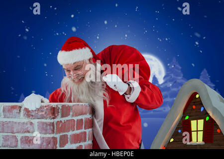 Zusammengesetztes Bild von Santa Claus Sack voller Geschenke suchen im Schornstein Stockfoto
