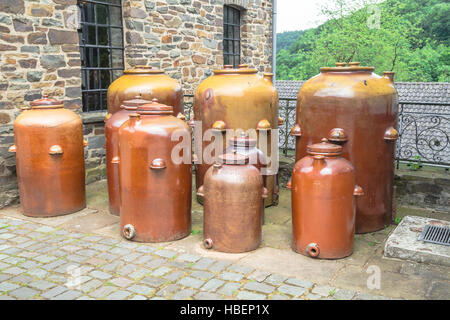 Steingut-Gläser, Krüge, Tontöpfe Stockfoto