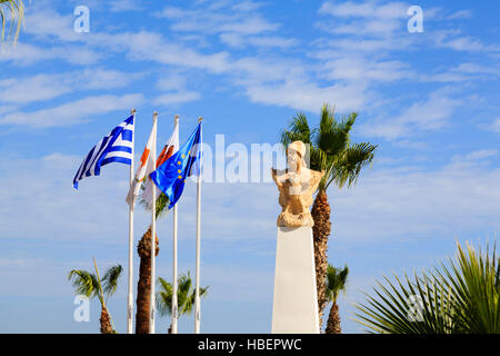 Statue von General Kimon die Athener und Flaggen auf Finikoudes Strandpromenade, Larnaca, Zypern. Stockfoto