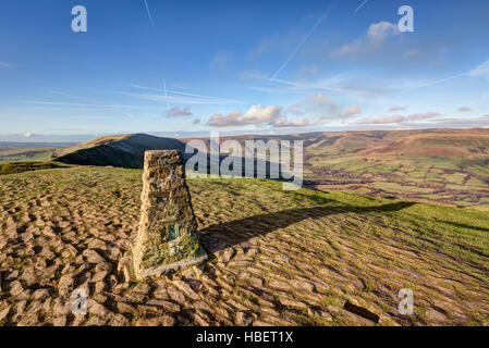 Eine Triangulation Station oder Trig Punkt an der Oberseite des Mam Tor im Peak District, Derbyshire, UK Stockfoto
