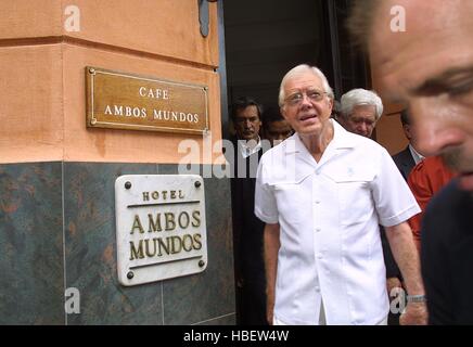 Ehemalige US-Präsident Jimmy Carter und seine Frau Rosalynn als verlassen das Hotel Ambos Mundos, wo Schriftsteller Ernest Hemingway bleiben zum, bei einem Rundgang durch Alt-Havanna, am ersten Tag der Fuhrleute sechstägigen Besuch in Kuba, May12, 2002. Für kubanische Präsident Fidel Castro eingeladen. Bildnachweis: Jorge Rey/MediaPunch Stockfoto