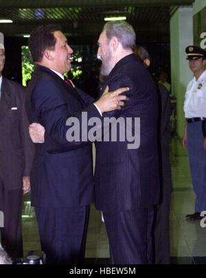 Foto-Datei / The Cuban President Fidel Castro (R), erhält heute 1. September 2003 zu der Venezuelas Präsident Hugo Chavez. Kuba ist Sitz der UN-Konvention zur Bekämpfung der Wüstenbildung. Bildnachweis: Jorge Rey/MediaPunch Stockfoto