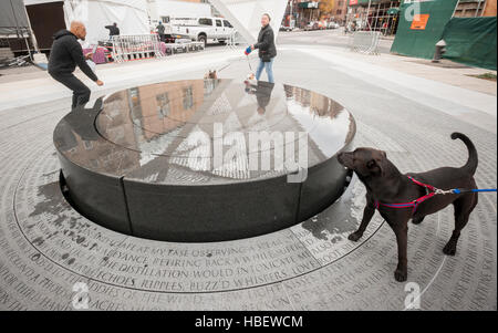 Besucher versammeln sich rund um New York City AIDS Memorial in Greenwich Village in New York auf seinen Kirchweihfest, Welt-Aids-Tag, Donnerstag, 1. Dezember 2016. Neben einem Pavillon und einem Brunnen entworfenen die Fertiger auf der Gedenkstätte vom Künstler Jenny Holzer Feature Whitmans "Song of Myself".  Das Denkmal befindet sich auf der anderen Straßenseite von der Website der St.-Vincent Krankenhaus das erste und größte AIDS-Station der Stadt untergebracht. (© Richard B. Levine) Stockfoto